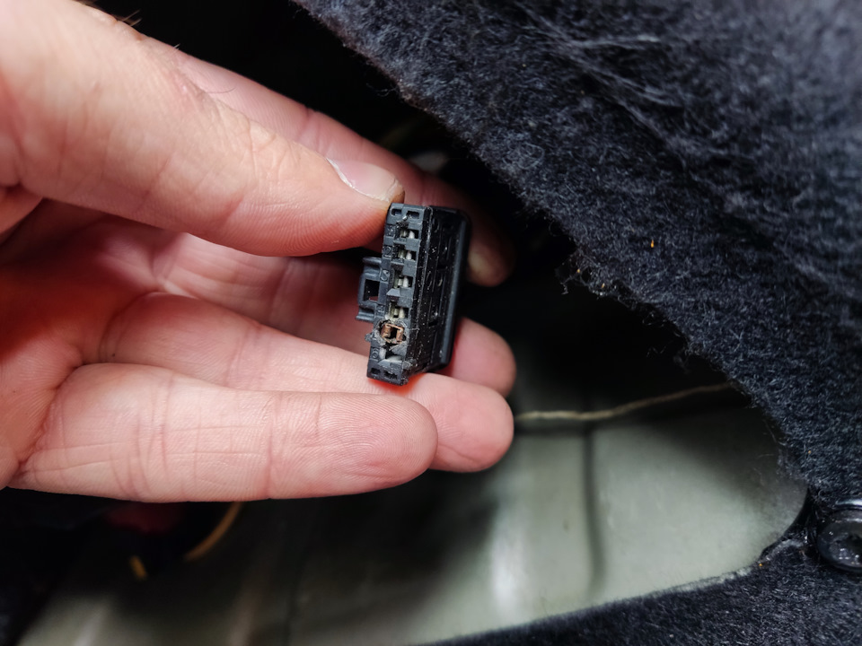 #6 Ремонт разъема задних фонарей — Peugeot 308 (1G), 1,6 л, 2008 года ...