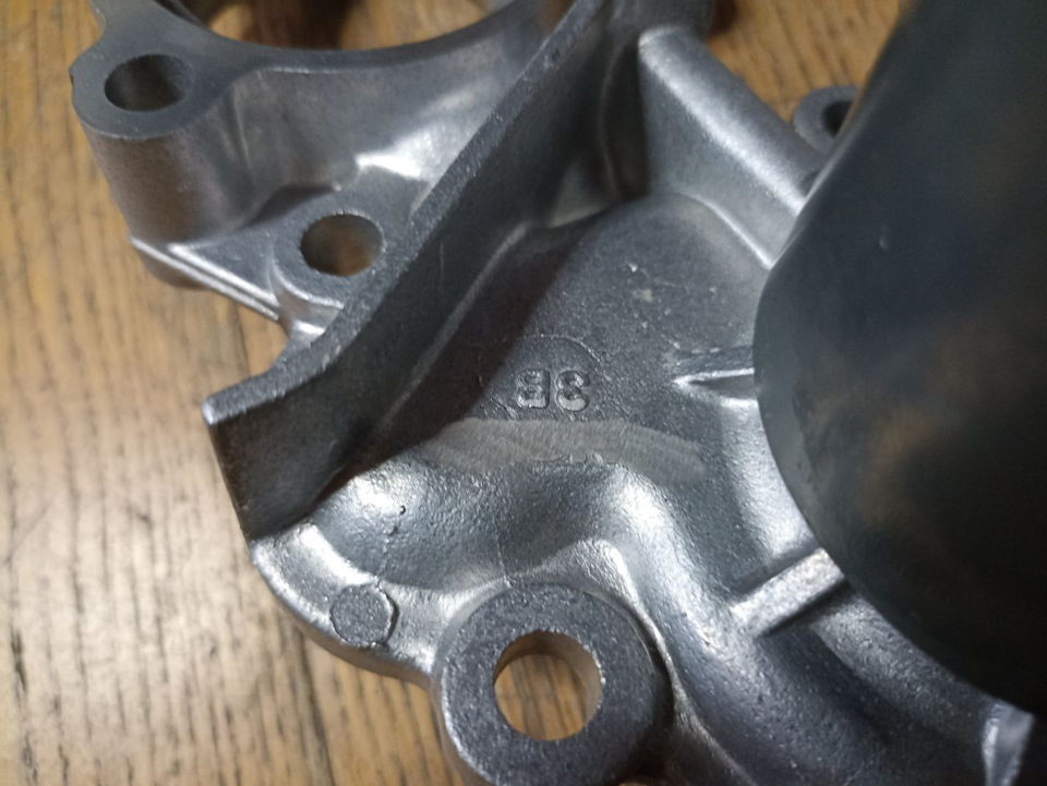 И может я в своих представлениях преувеличиваю крутизну японской металлообработки, но мне кажется отливка грубовата, и опять какие-то следы механической обработки присутствуют — Toyota 4Runner (2G)