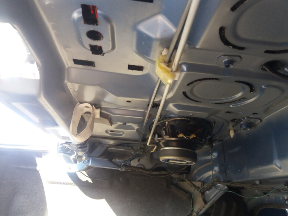 Замена торсиона крышки багажника — Mazda 626 V (GF), 1,8 л, 1998 года ...