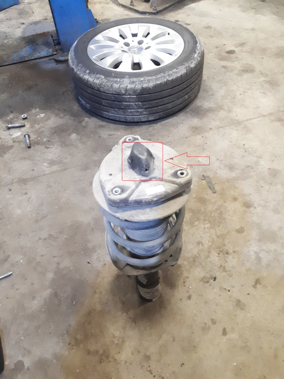 Krok 7: Przód: wybicie fabrycznych szpilek z górnej poduszki. — Mercedes W204