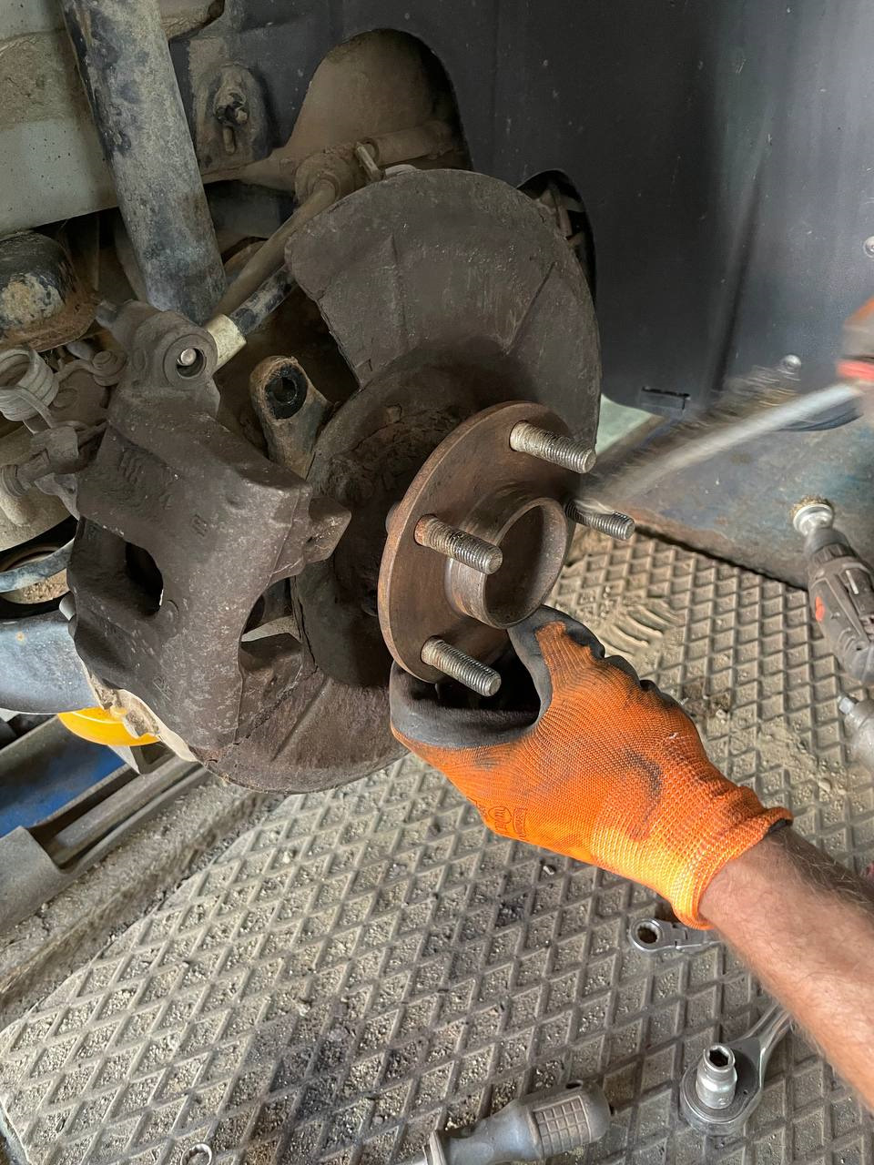 А вот задняя защита совсем другая, и для замены нужно снимать ступицу, поэтому ждем пока последняя откажет, а пока пусть будет так — Volvo C30