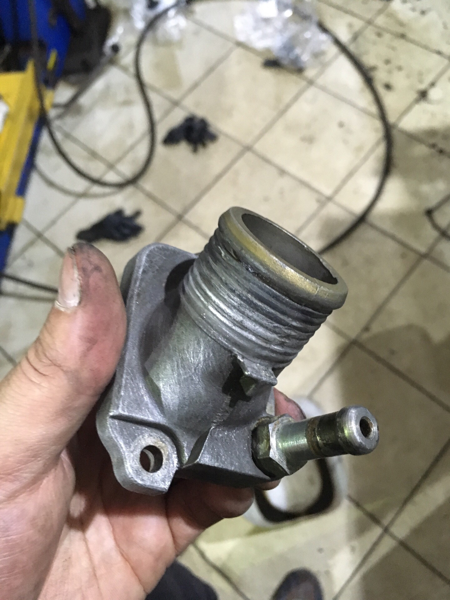 Течь термостата. 4. Термостат ауди ку7. Течет корпус термостата. 4.