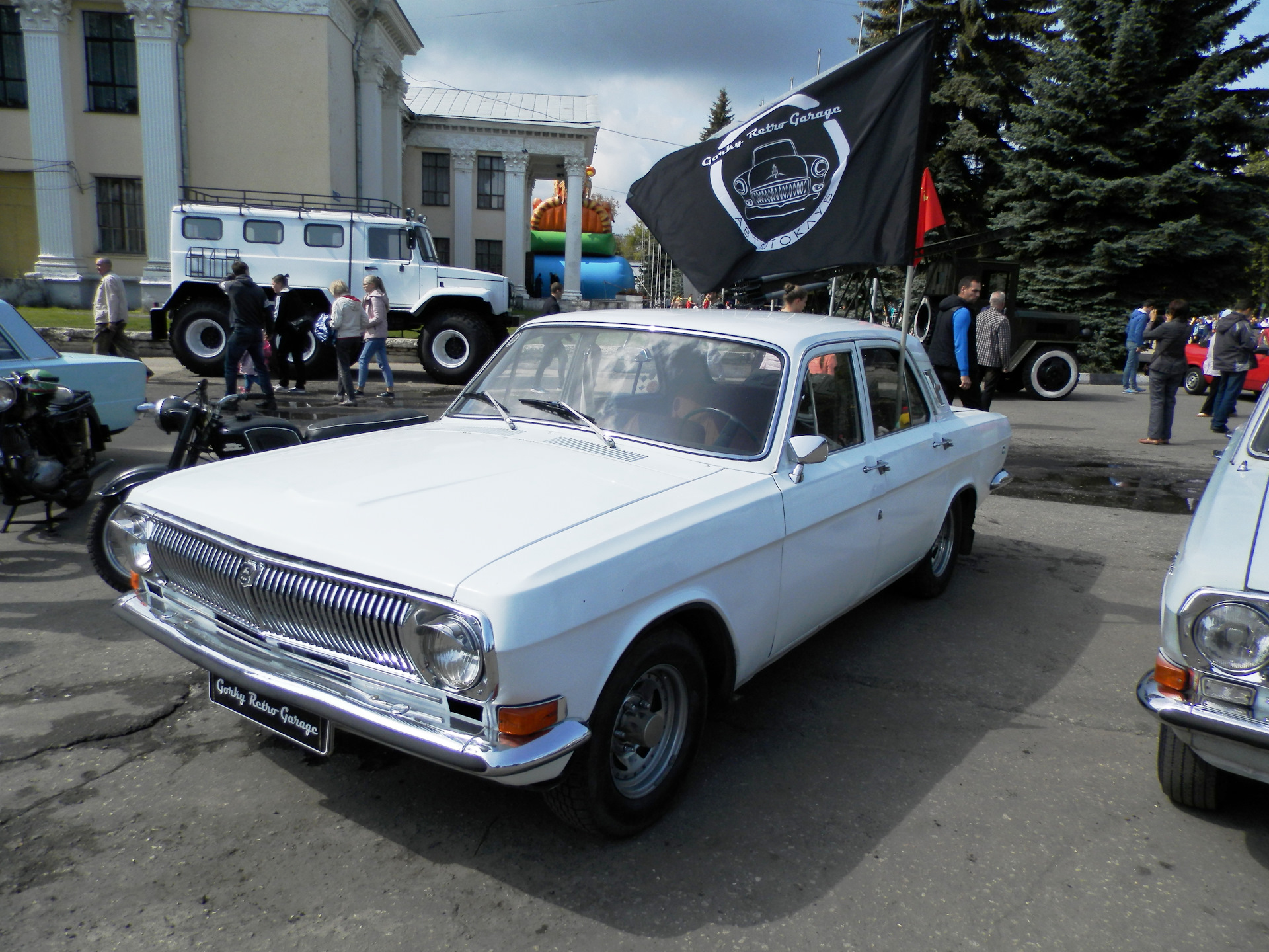 День города заволжье нижегородской. Волга президентская Чайка. Президентская Волга 1990. Председательская Волга. Ретро гараж Волга 24.