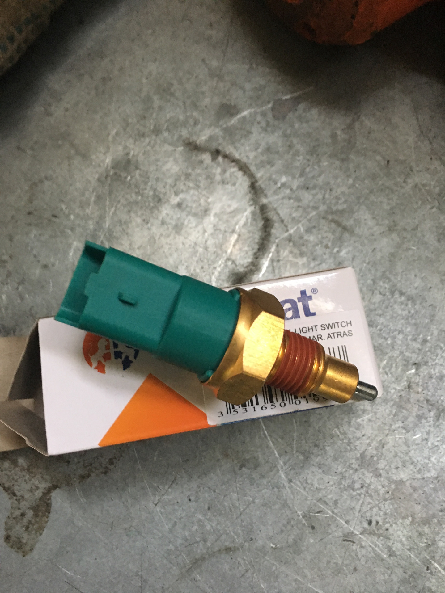 Замена датчика включения лампы заднего хода — Renault Grand Scenic III ...