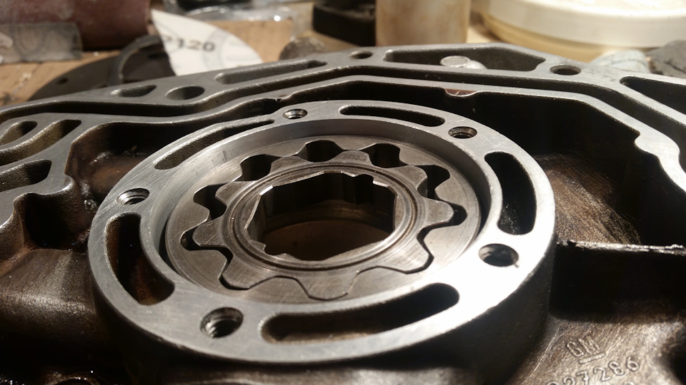 масляный насос v6 после расточки, но со штатными шестренями v6. Видна разница насколько пришлось углубить корпус маслонасоса для установки больших шестерен — Opel Vectra B
