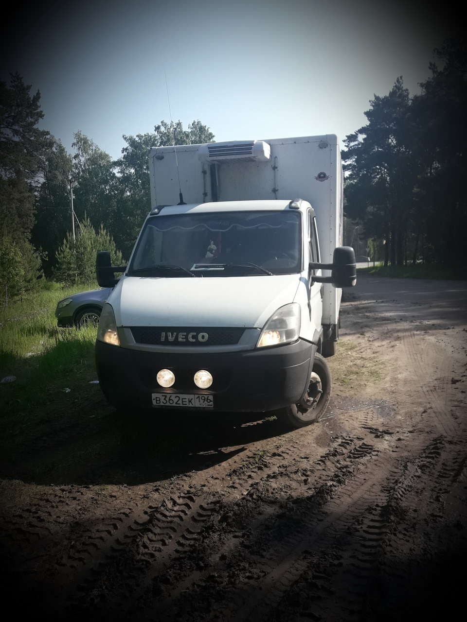 Ивеко дейли 2008 год. Iveco Daily 2008 туманки. Туманки на ивеку Дели 2010 года. Ивеко Дейли 2010 штатные противотуманки. Дополнительный свет Ивеко Дейли.