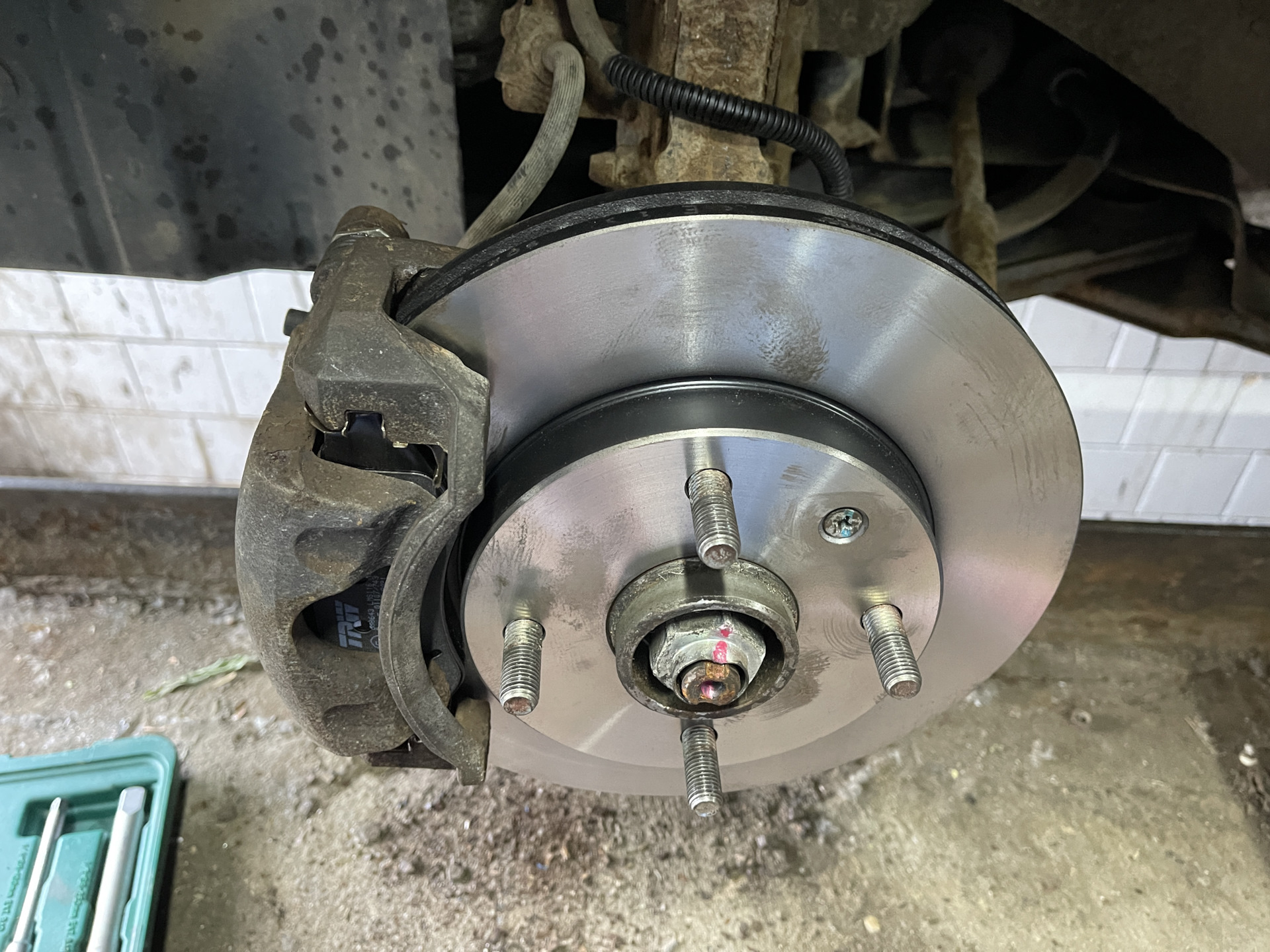 Как одеть суппорт. Мерседес w220 направляющая суппорта. Суппорт тормозной передний ваз приора. Как одеть суппорт. Скобки на колодки передние мерседес 203.