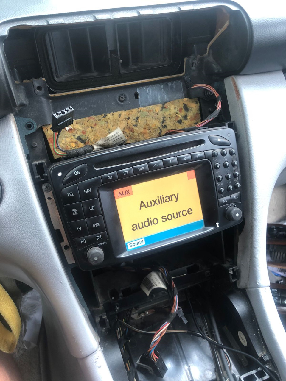 W203 установка магнитолы command