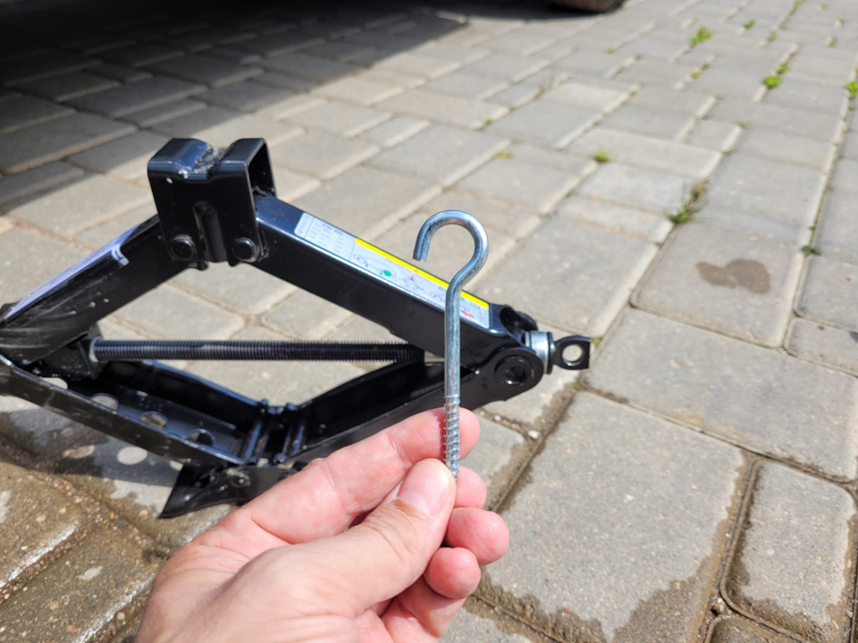 ЛАЙФХАК как быстро и легко поднять машину штатным домкратом — Skoda ...