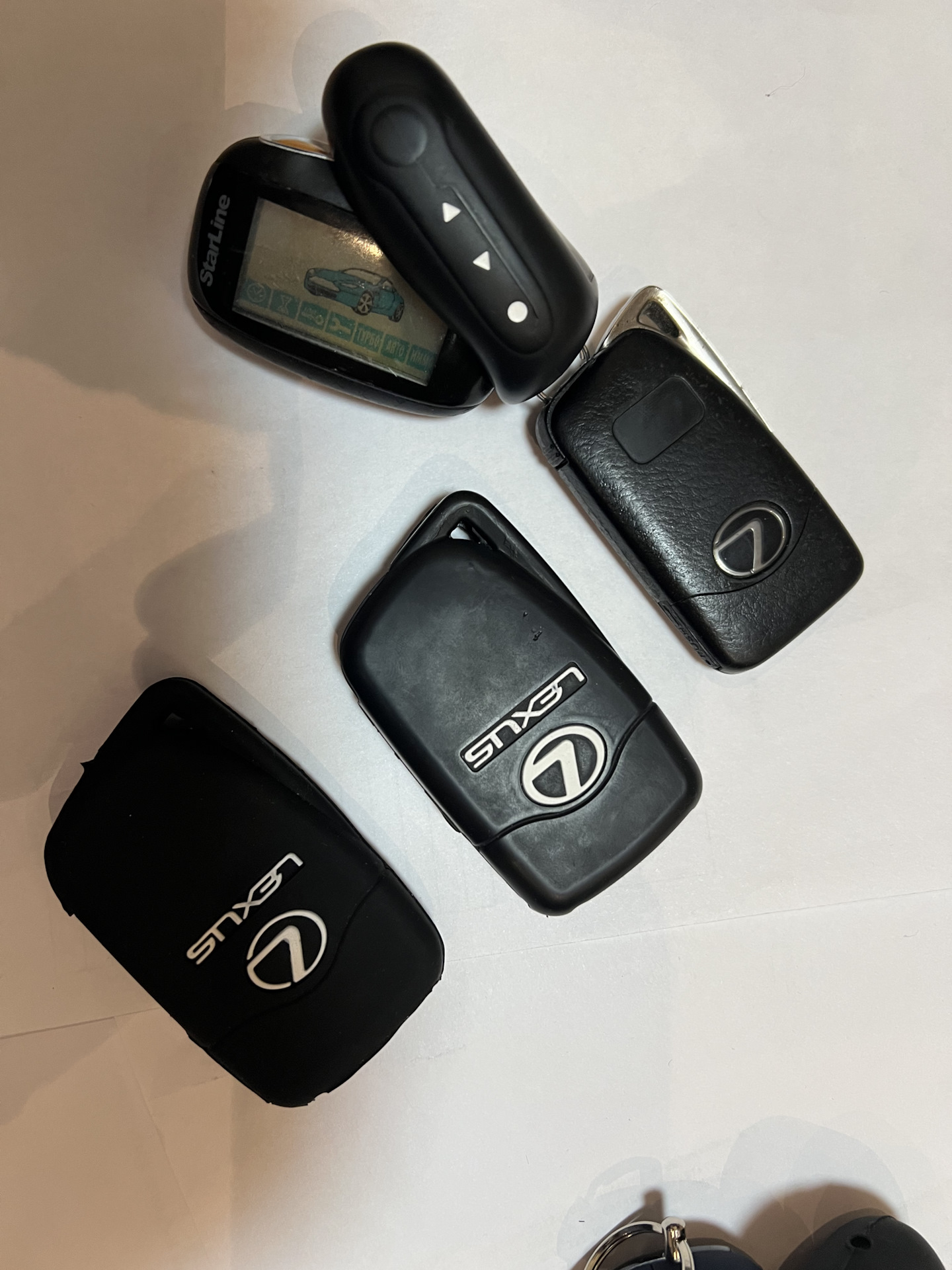 Штатная сирена мазда. Штатная сирена land cruiser 200. Штатная сирена land cruiser 200. Срабатывает сигналка лексус рх 300. W203 штатная сирена.