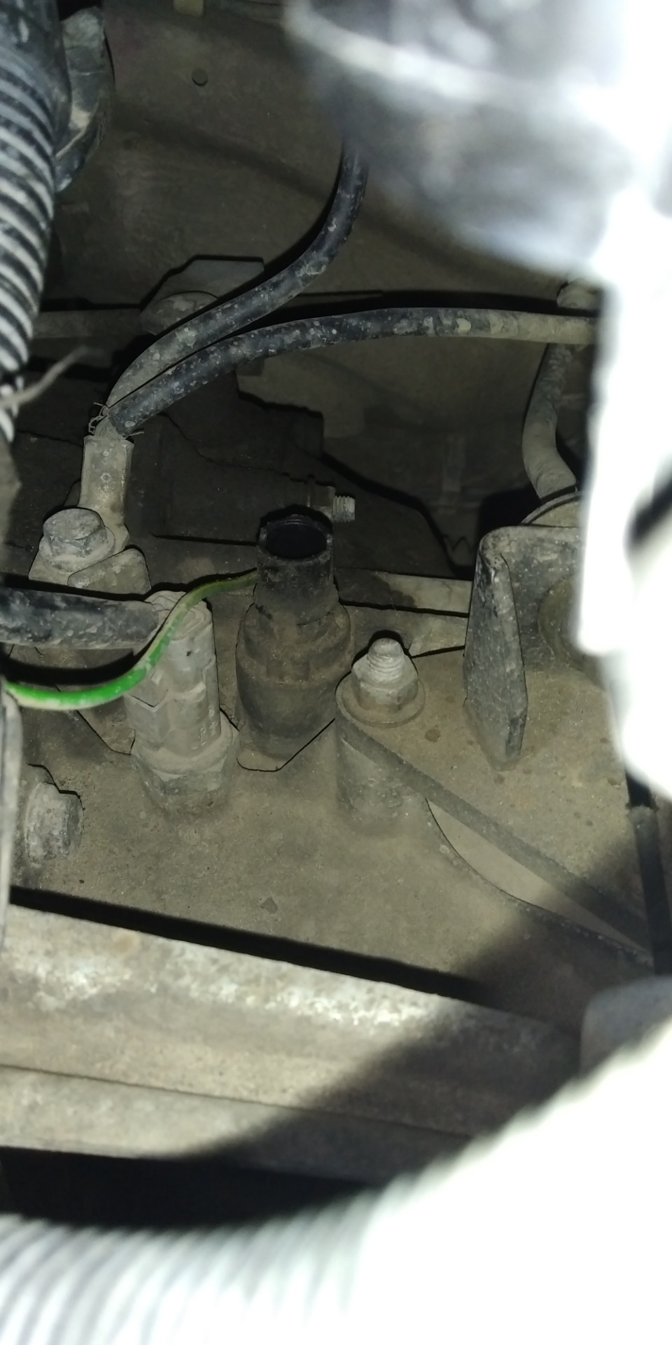 Вот тут он находится. Крышка уже снята с него, если чё))) — Peugeot 206