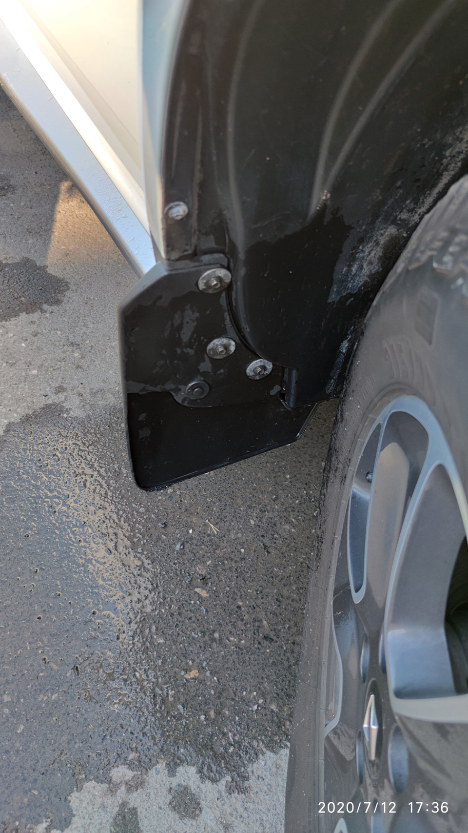 Крепление передних брызговиков — Renault Duster (1G), 1,5 л, 2019 года ...