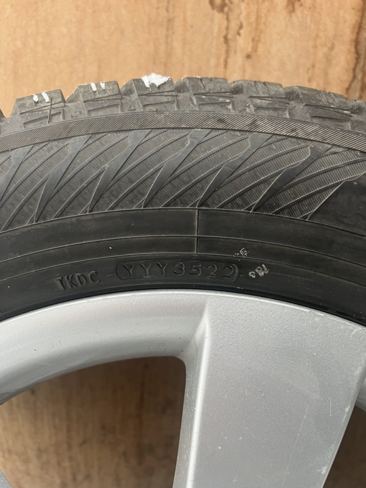 Шины зимние шипованные Yokohama 235/60 R18, литые диски Hyundai 7Jx18 ...