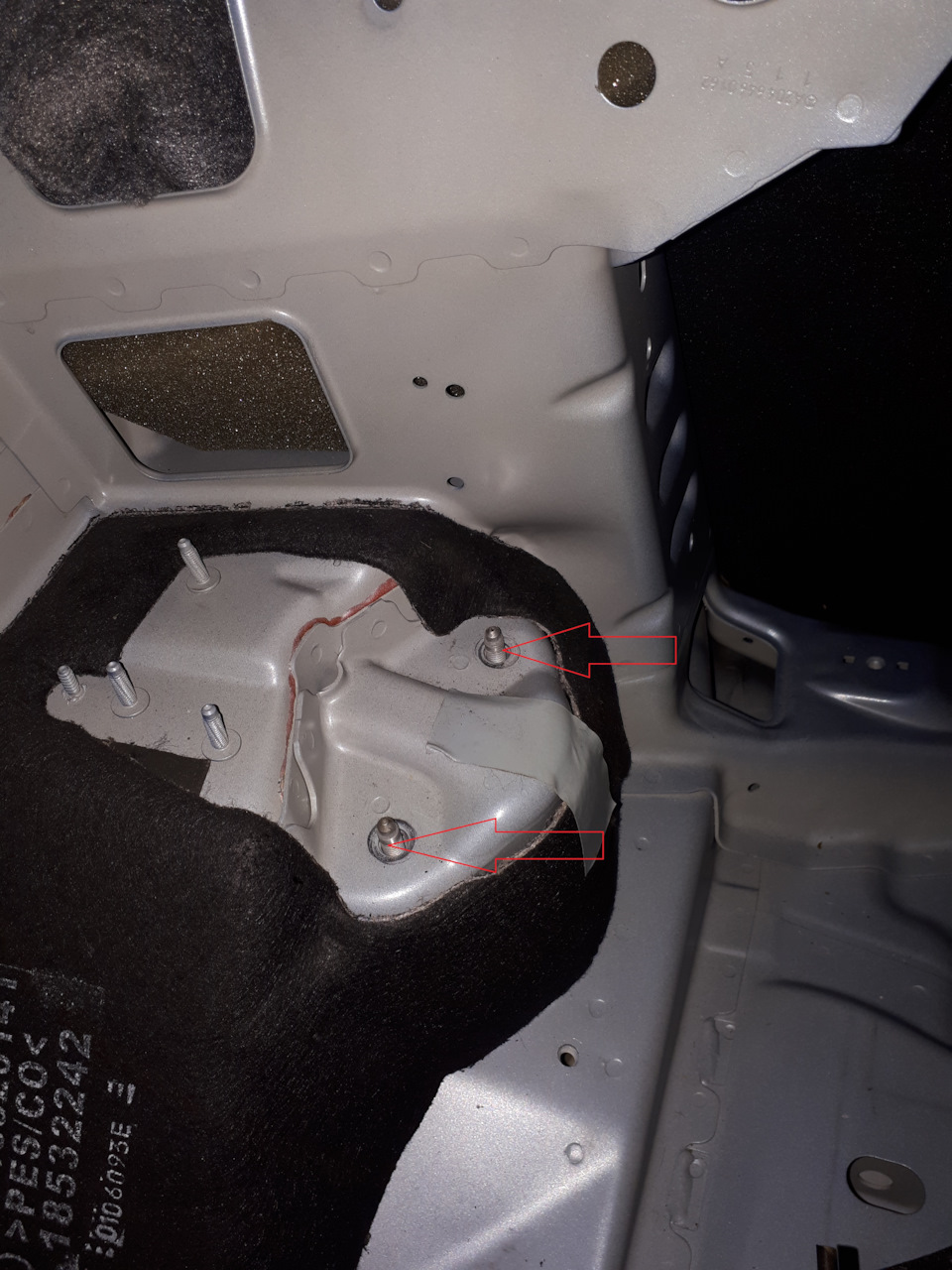 Krok 10: Przód: montaż kolumny z podkładką w odwrotnej kolejności. — Mercedes W204