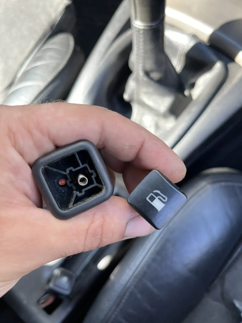 Замена кнопки открытия топливного бака — Volkswagen Passat Variant (B5 ...