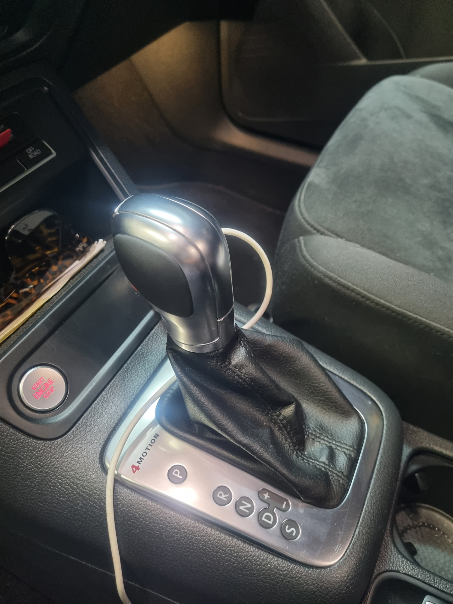 №26 Передняя эмблема нового образца — Volkswagen Tiguan (1G), 2 л, 2013 ...