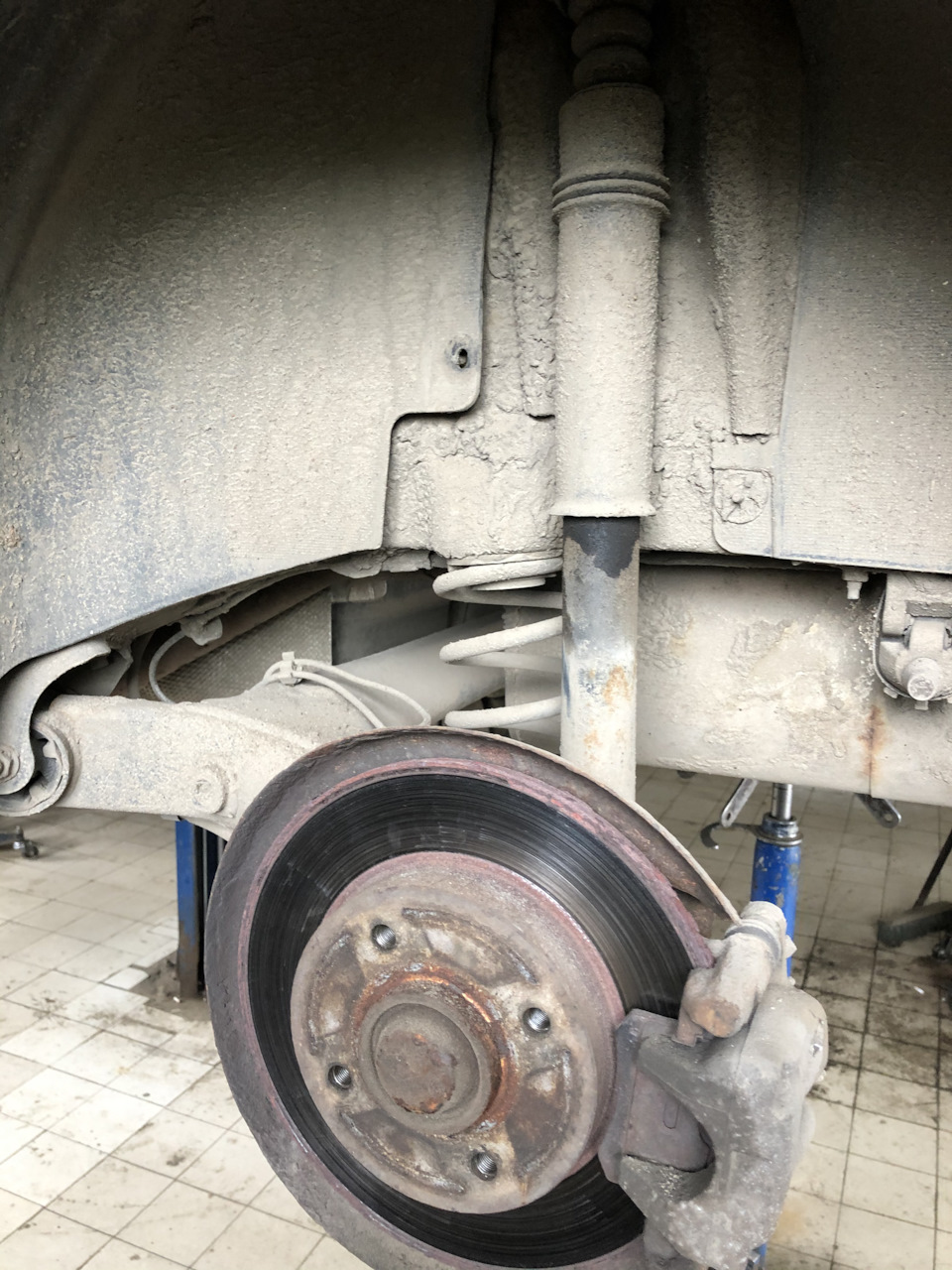 Вытекший амортизатор — Citroen C4 L