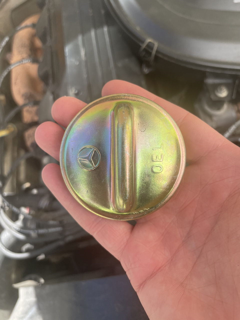 Замена крышки масло заливной горловины — Mercedes-Benz W123, 2,3 л ...