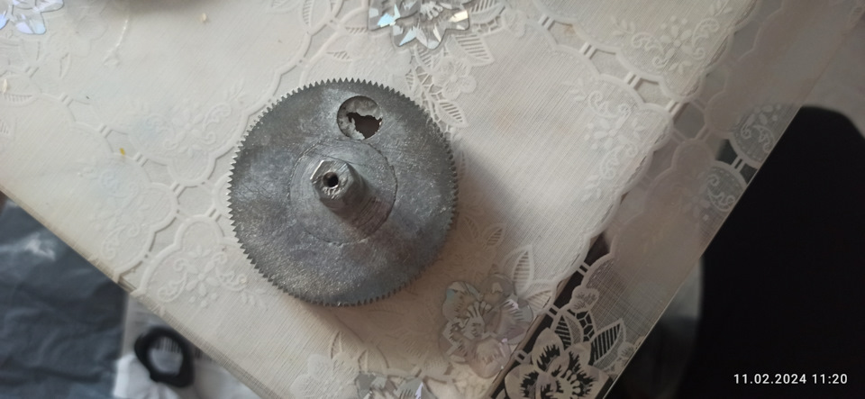 Шестерня моторчика электрошторки — Audi A6 (C4), 2,6 л, 1995 года ...