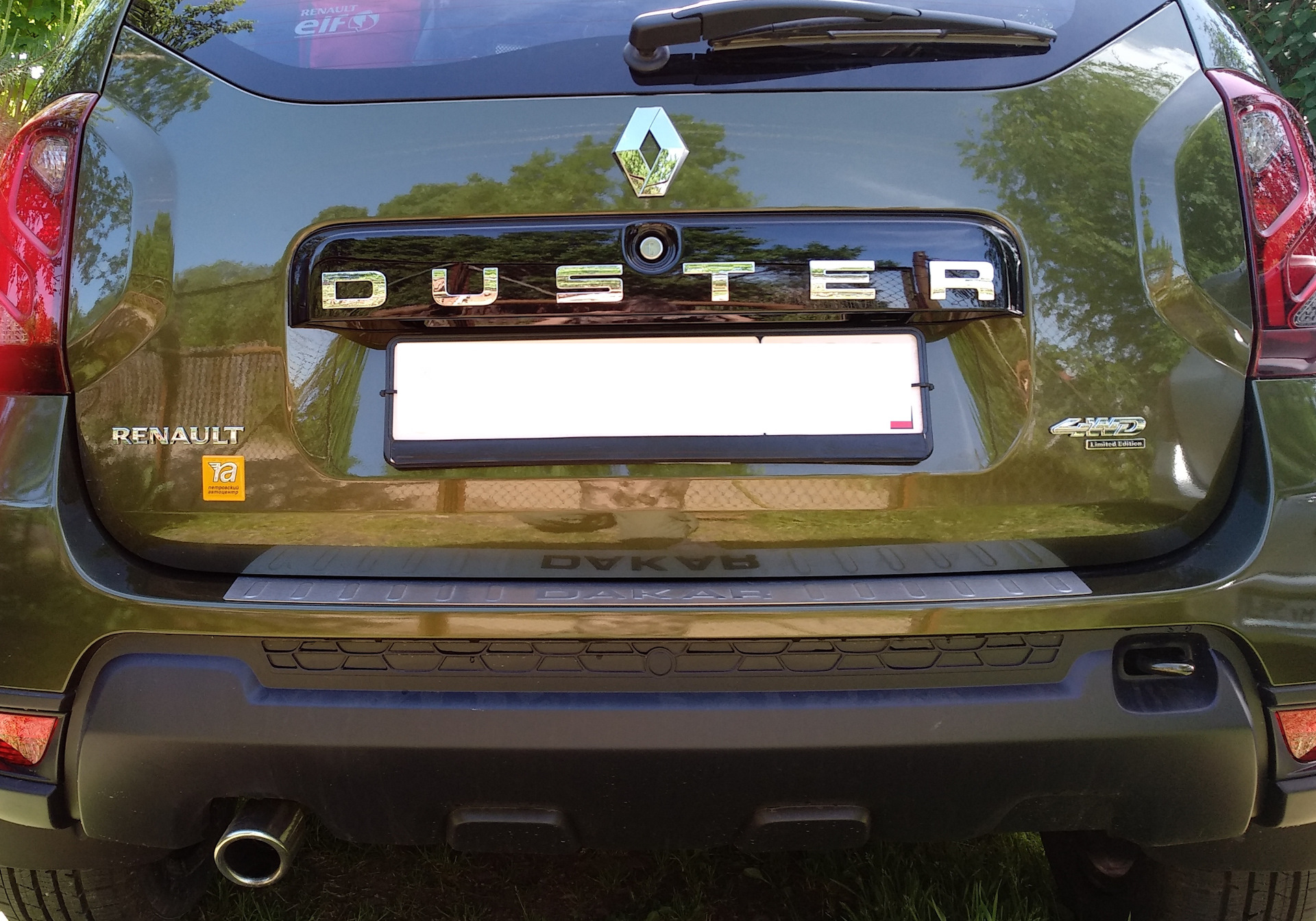 Накладка задней двери дастер. Накладка на 5 дверь Renault Duster. Renault Duster 2 задняя дверь. Рено Дастер накладка двери задка 2018. Рено Дастер задняя крышка.