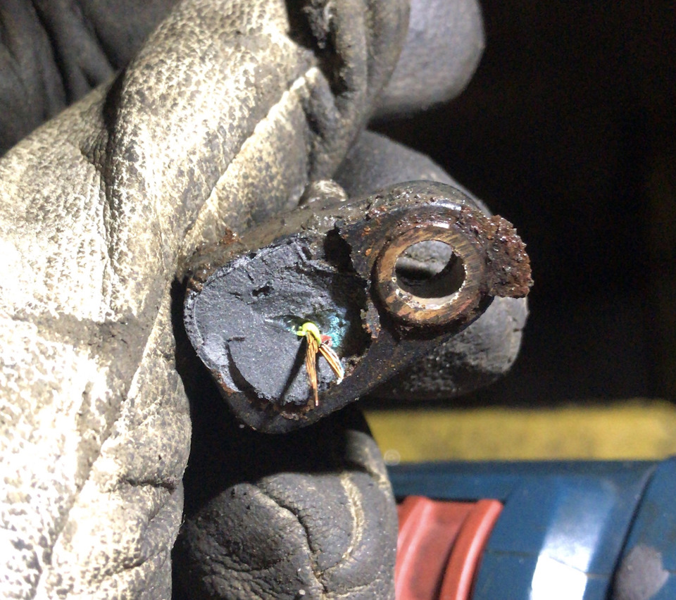 похоже тут и была проблема. Однако дох он интересно. значок абс горел, но спидометр работал, потом и спидометр мало помалу на ходу пытался нагнать нужную скорость. Новый же датчик ошибку бьёт, но скорость показывает — BMW 7 series (E38)