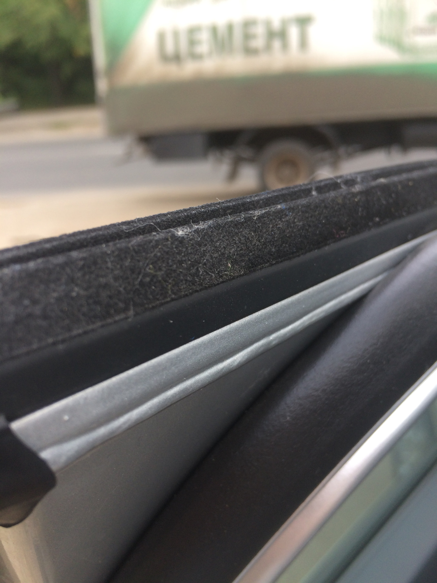 Уплотнители дверей тахо 900. Уплотнение дверных проемов приора. Доработка уплотнителей дверей автомобиля. Резиновые уплотнители дверей шевроле niva. Скрипит уплотнитель.