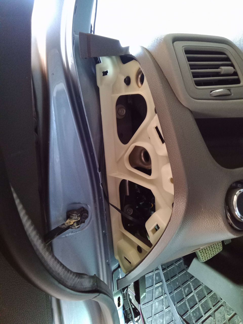 Снял уплотнитель и заглушку торпедо — Ravon R4