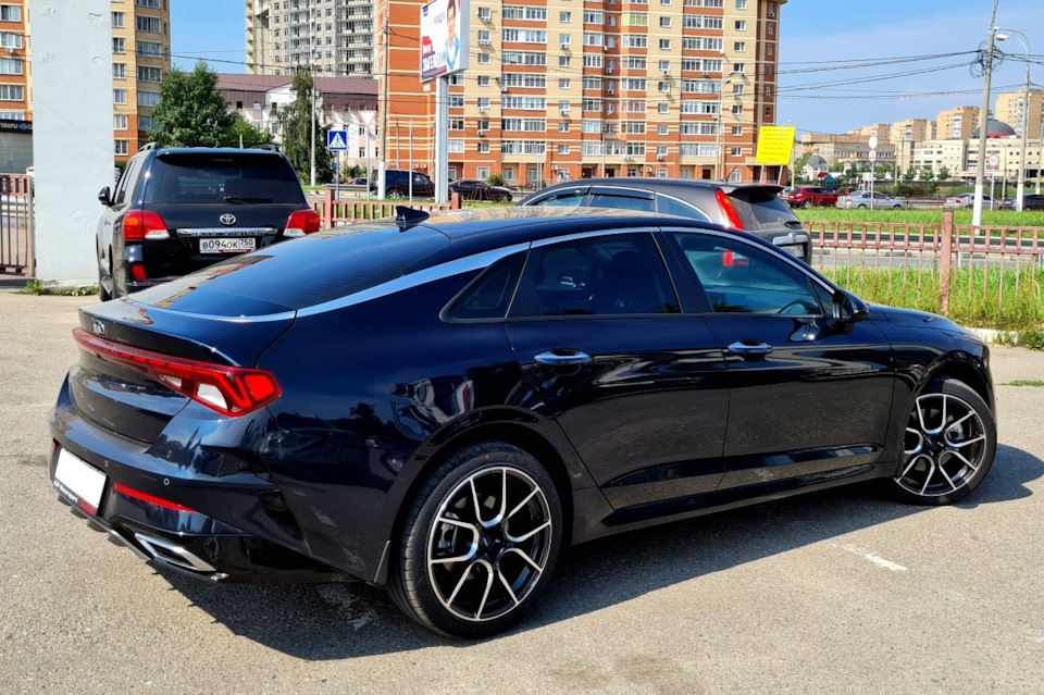 К5 в профиль выглядит стильно. Плавная линия крыши переходящая в корму создаёт спортивный силуэт корейского седана, а премиальные японские диски 19 диаметра только подчёркивают оригинальную дизайнерскую концепцию. — KIA K5 (3G)