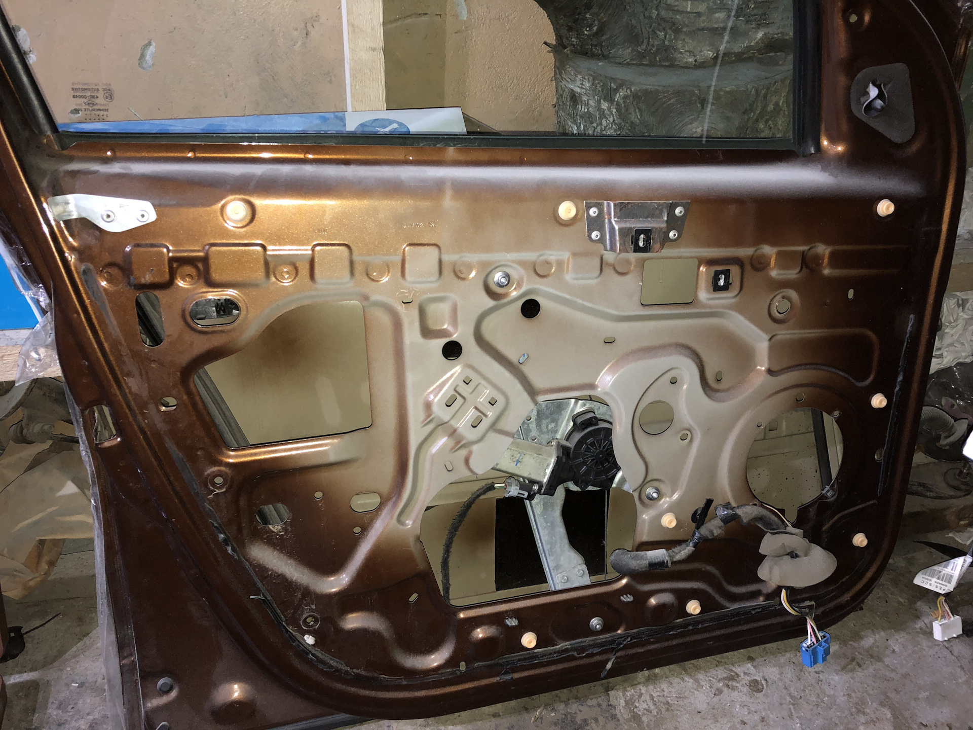 Разбираем дверь дастер. Задняя дверь рено дастер внутри. Отбойник крышки багажника рено дастер 2021 артикул. Renault duster дверь задняя. Дастер дверь разборка.