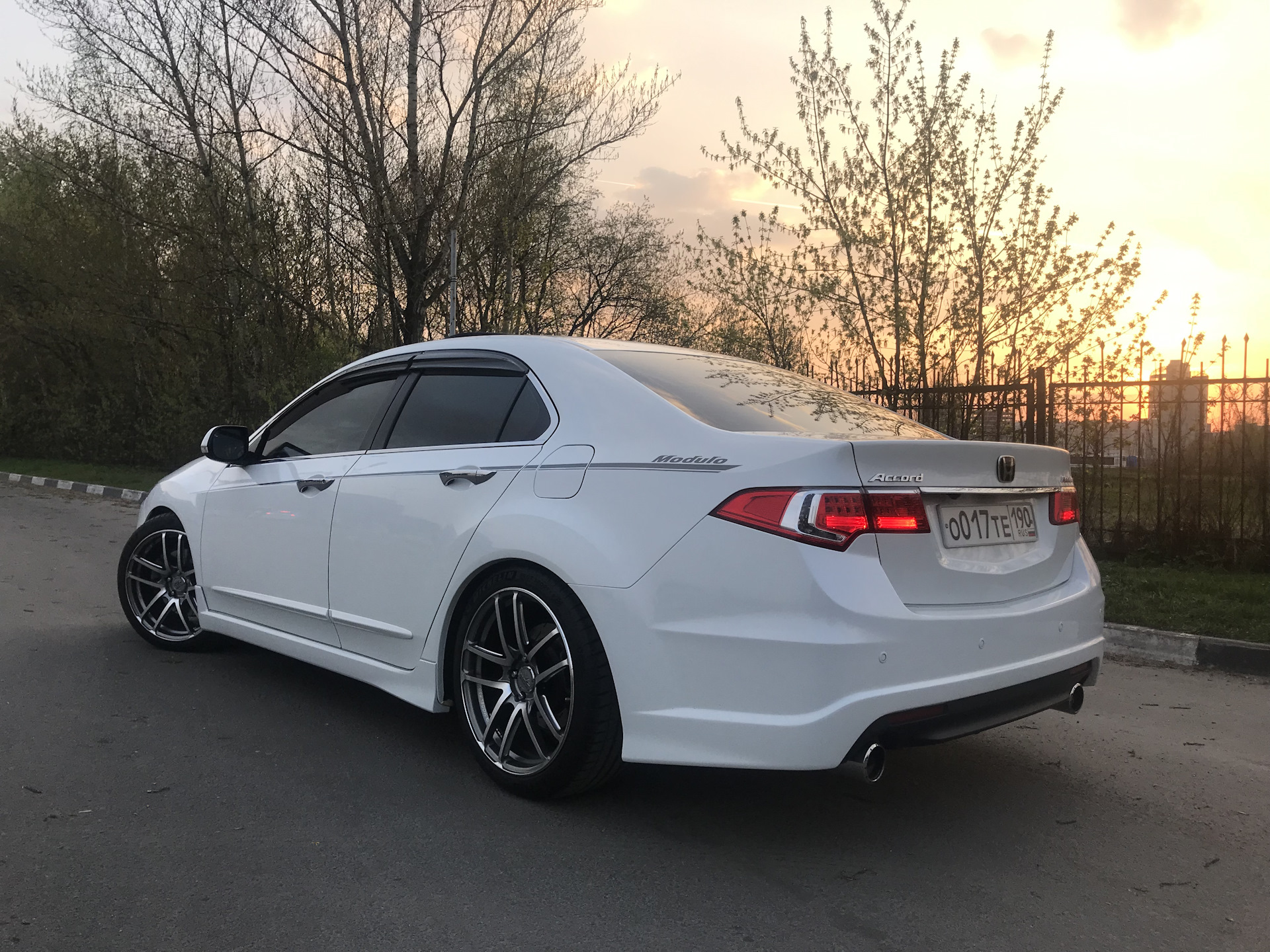 White 8. Хонда Аккорд белый 8 r 19. Accord 8 белый колеса. Белая Хонда Аккорд 8 на 19 дисках. Белая Хонда Аккорд на 19 дисках.