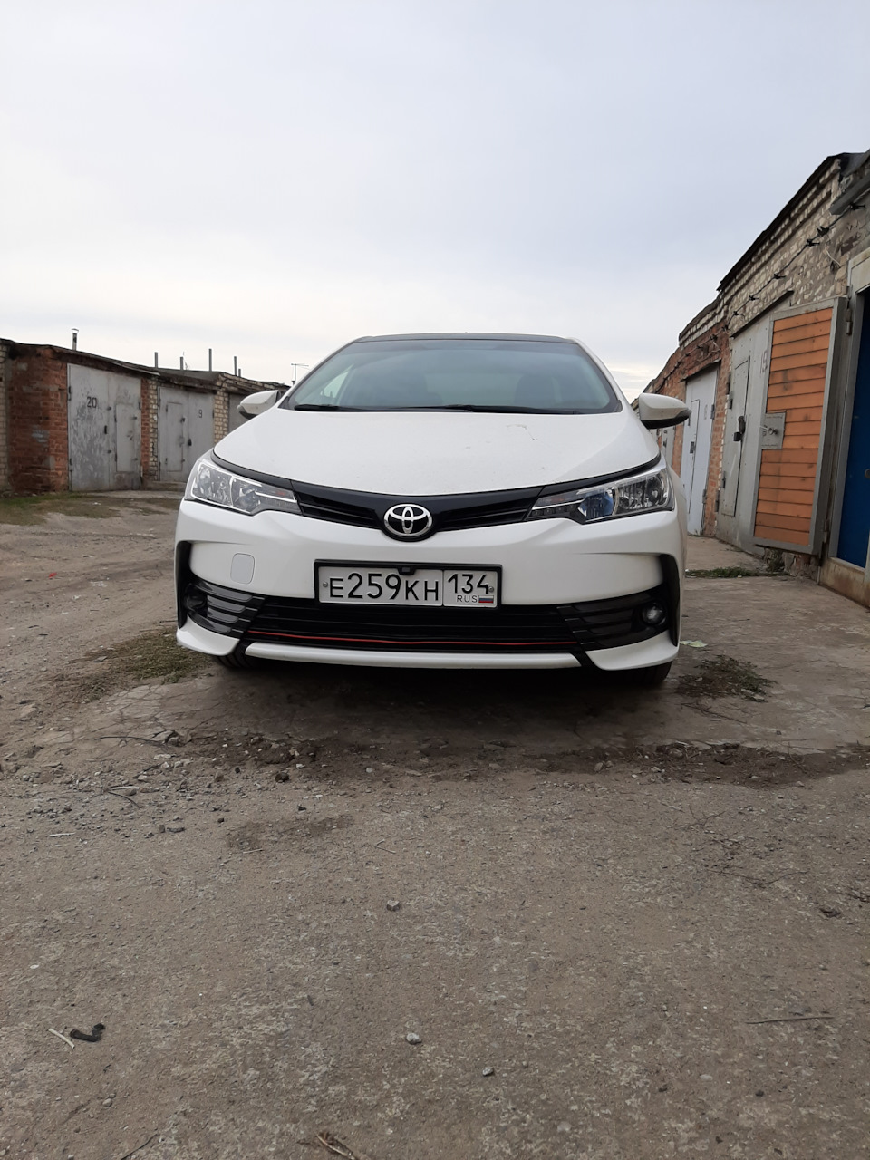 Красная полоска в радиаторную решётку бампера. — Toyota Corolla (160), 1,6  л, 2016 года | стайлинг | DRIVE2