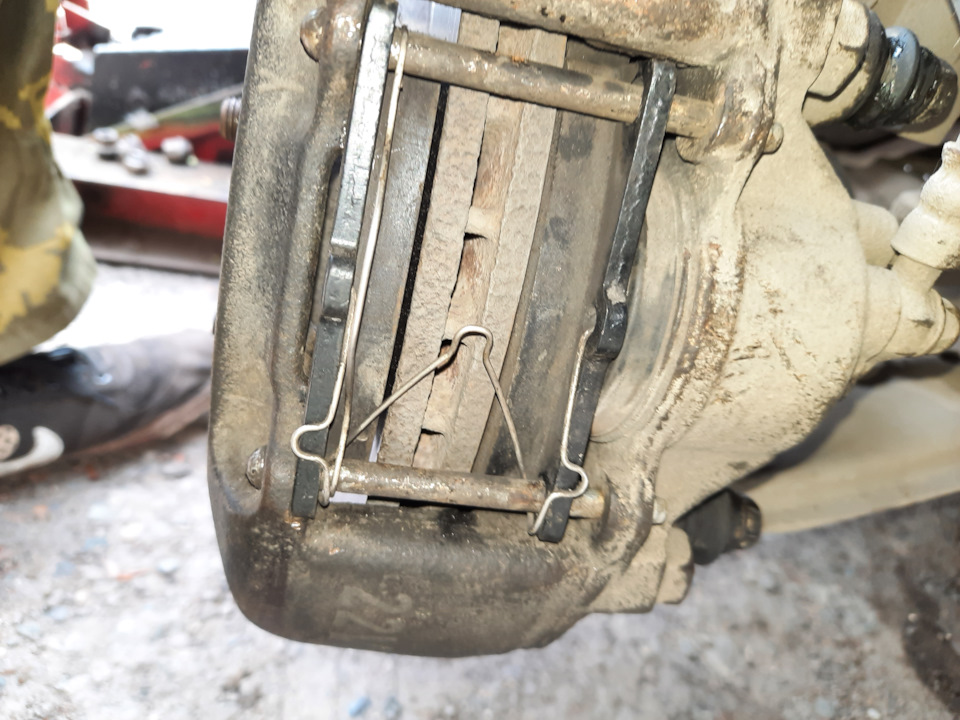 Клин суппортов — Mazda 323 IV, 1,8 л, 1991 года | плановое ТО | DRIVE2