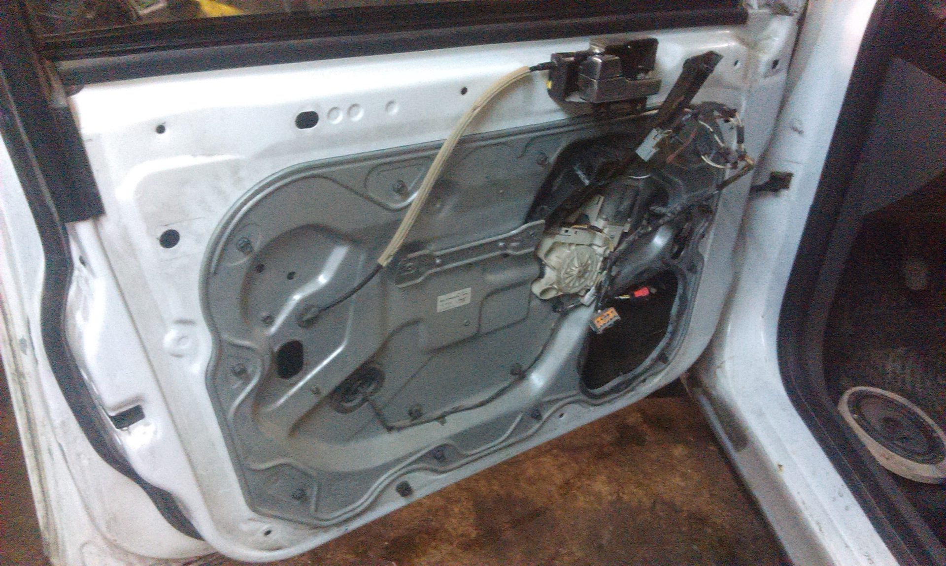 Водительская дверь форд фокус. Водительская дверь форд фокус. Форд фокус 2 2007 дверные динамики. Дверь водительская форд фокус 2. Focus 2 центральный замок.