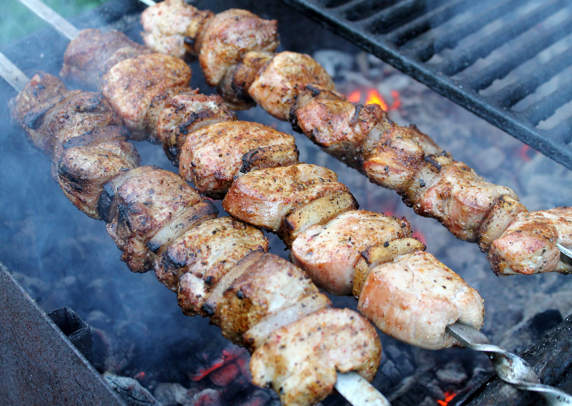 сало на углях. свинина на углях. картошка на углях на шампурах. картошка с беконом в фольге на мангале. картошка на мангале.