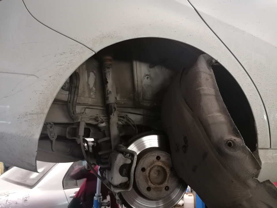 11. Przód: włóż kolumnę z podkładką do kielicha, złap nakrętkami; osadź w zwrotnicy i dokręć obejmę. — Mercedes B-Class W246/T246