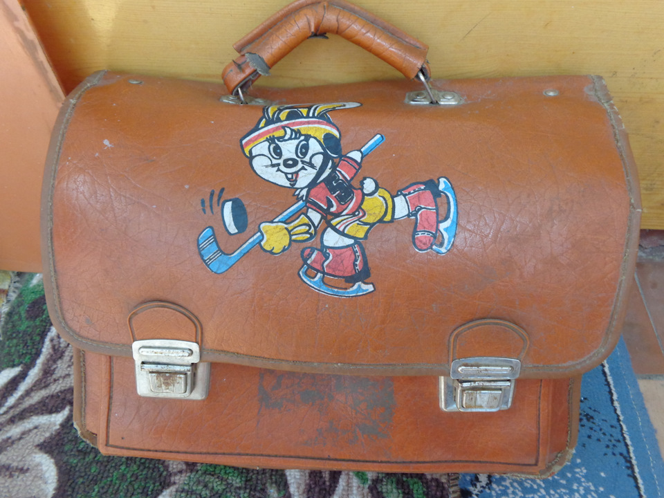 Школьные сказочные портфели. Загадки про портфель для дошкольников. Ранец информация. Первый портфель. Портфель род.