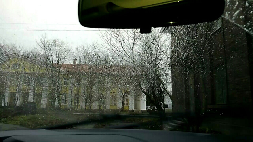 Слева форсунка от Renault. Факел распыла шире и угол атаки ниже, по сравнению с правой. — Lada XRAY