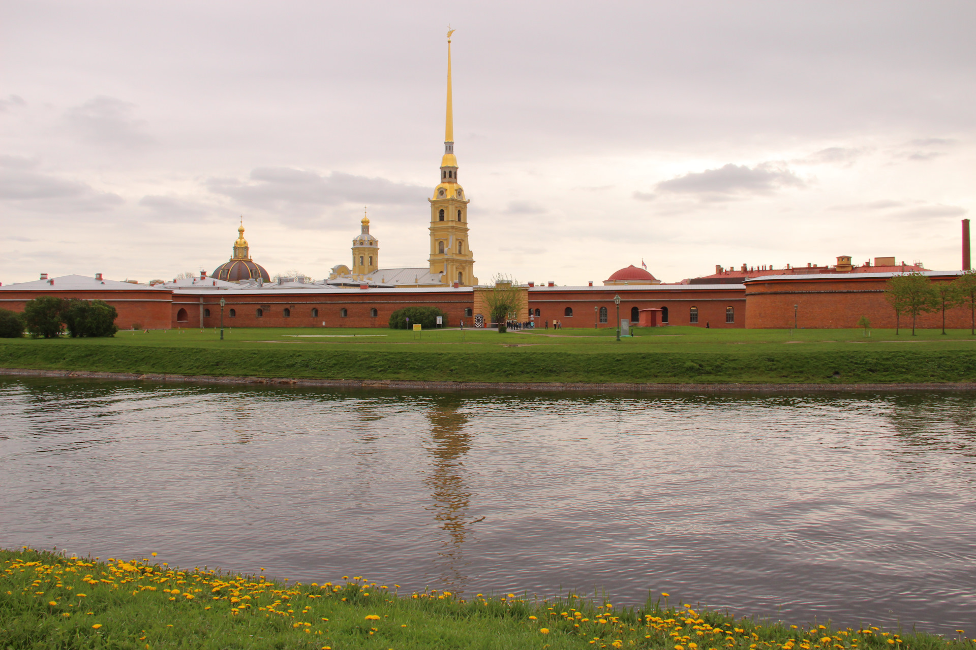 Фото петербург заячий остров. Петропавловка мосты Заячий остров. Санкт-Петербург Петропавловская крепость Вертикаль. Питер Заячий остров пляж. Забор Петропавловской крепости.