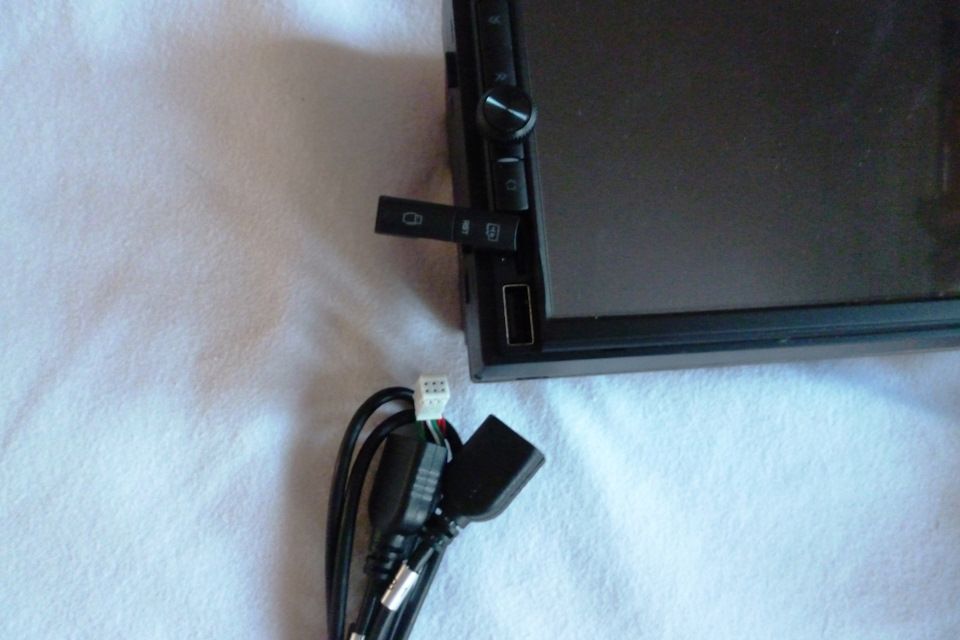 Под фальш-кнопками разъём USB и слот под micro SD — Audi A8 (D2)