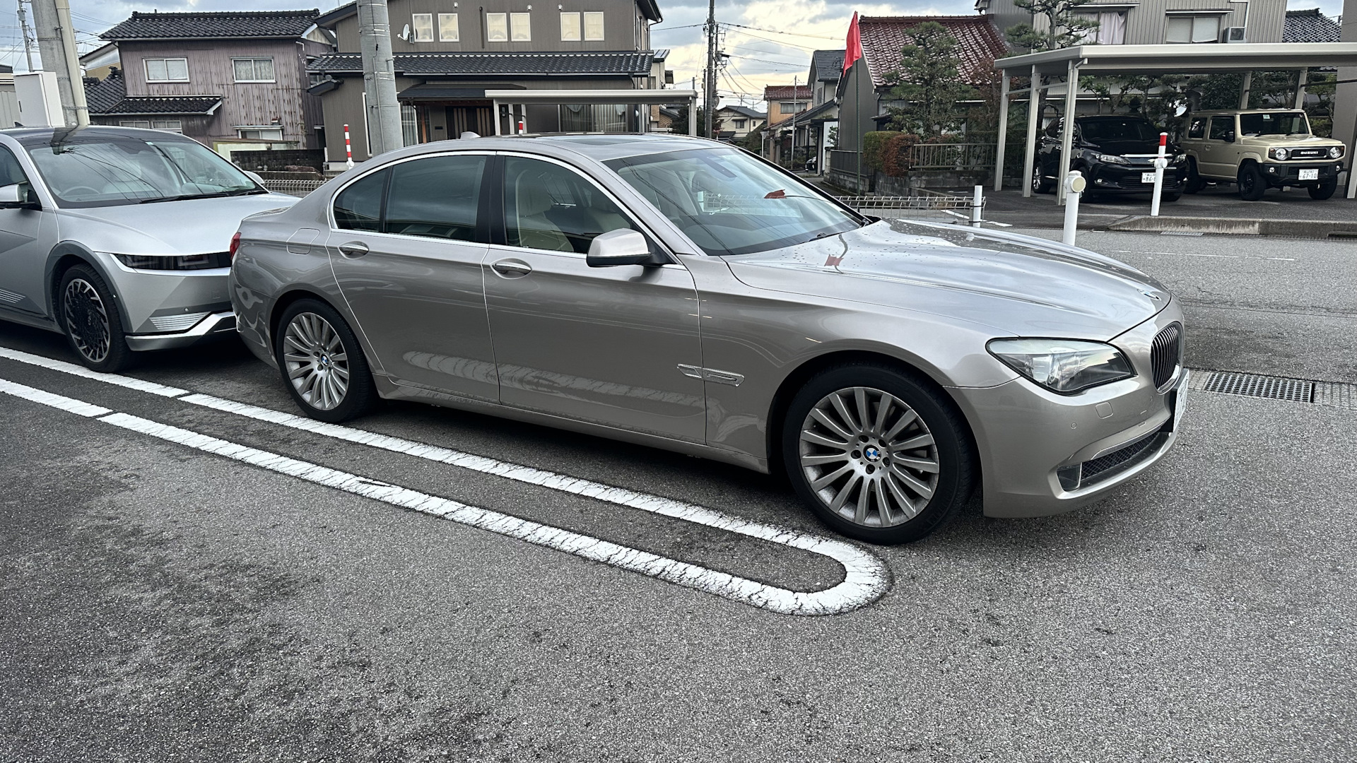 BMW 7 series (F01/02) 3.0 бензиновый 2010 | Золотой бумерок на DRIVE2