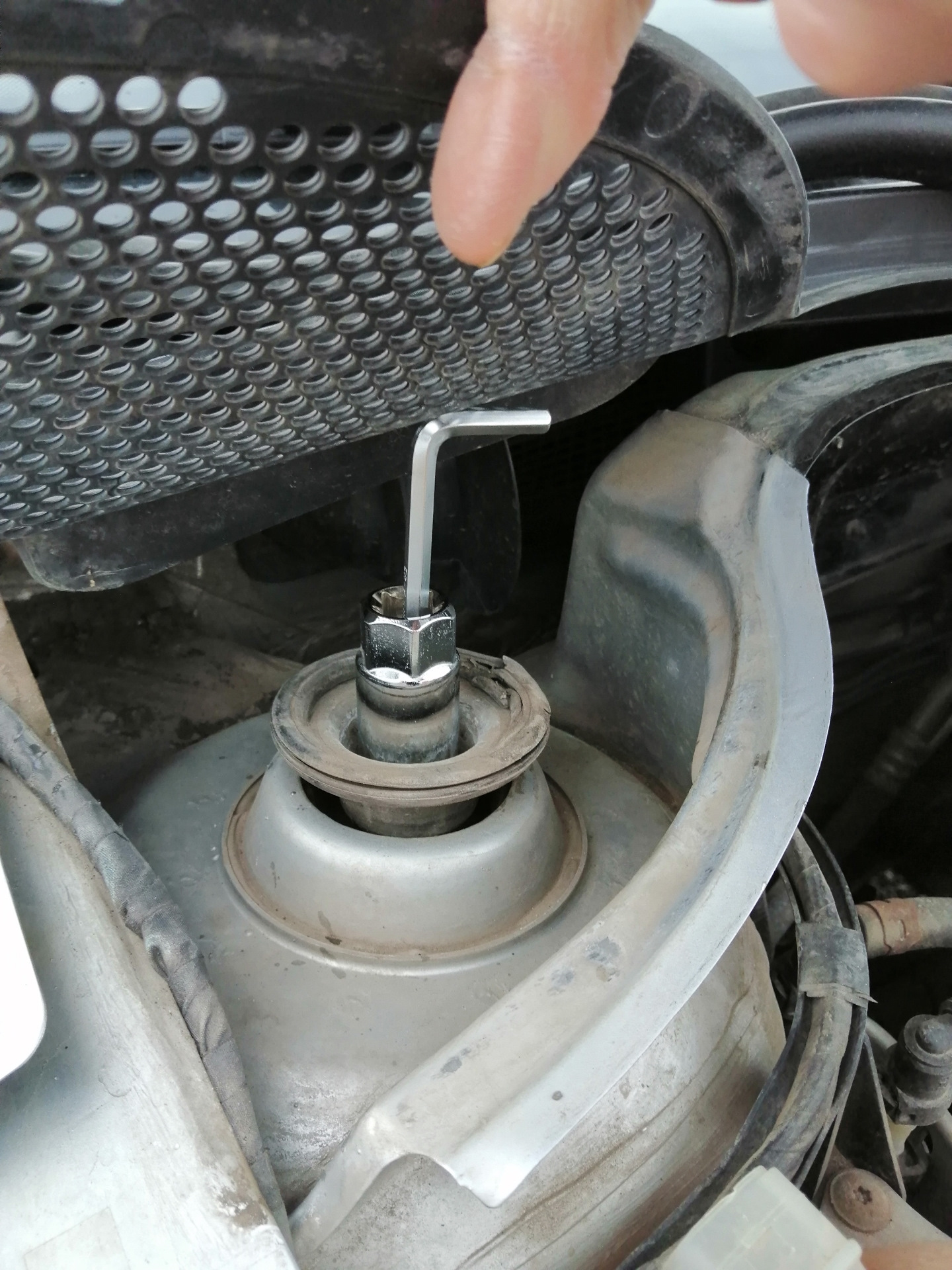 Замена чашки пружины стойки амортизатора перед — Volkswagen Polo Sedan ...