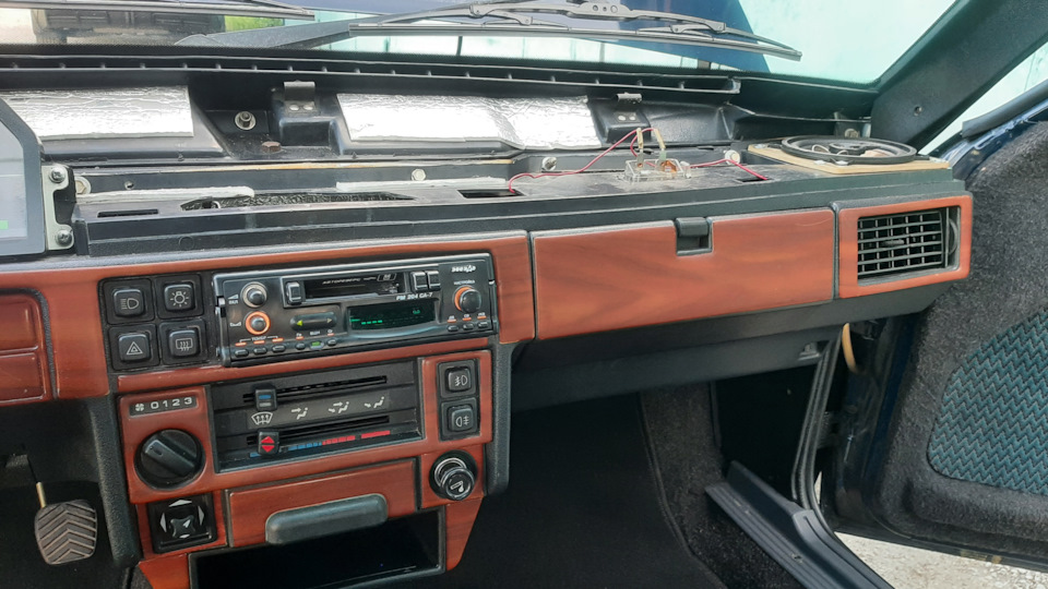 магнитола вставляется, но нормально не фиксируется — особенности конструкции торпеды нового образца. Пришлось вынимать кнопки слева от магнитолы и через эти отверстия вкручивать винт фиксации))) — Москвич Святогор