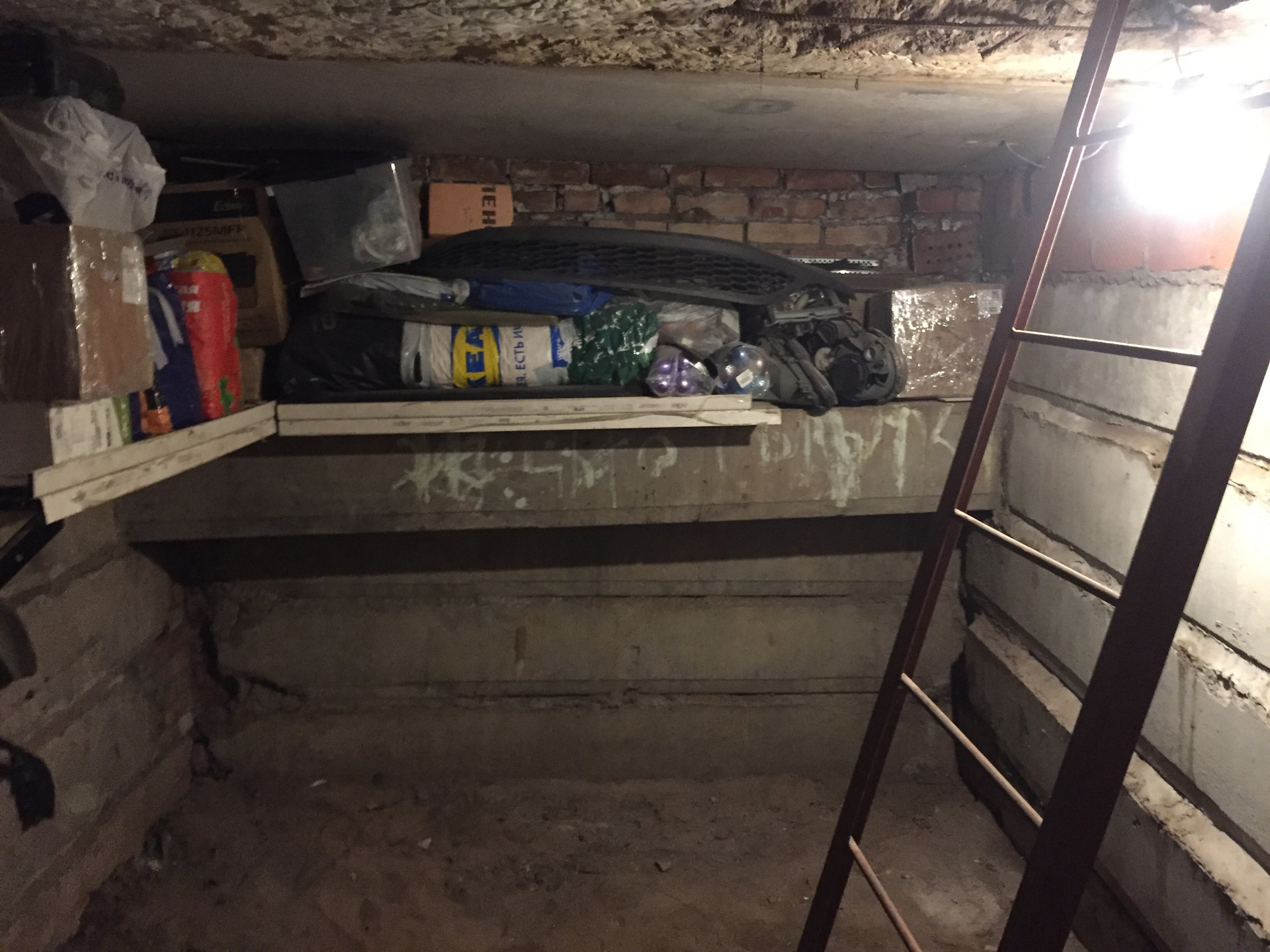 гараж в цокольном этаже. водоотвод в гараже. система водоотвода в гараже. дождевая ливневая канализация. затопленный погреб в частном доме.