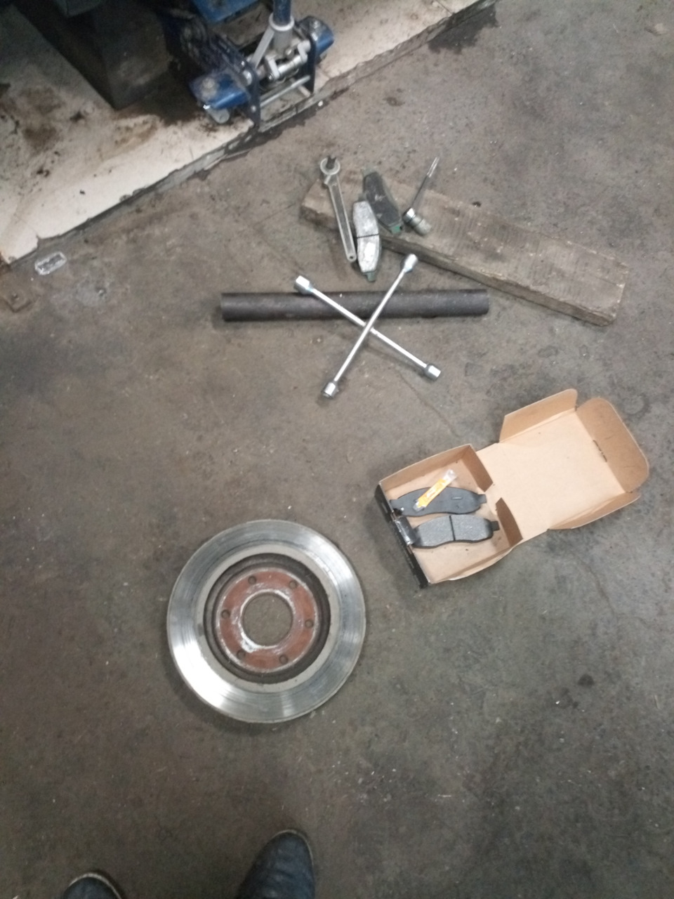 Тормоза, поменял диски и колодки — Infiniti QX56 (1G), 5,6 л, 2004 года ...