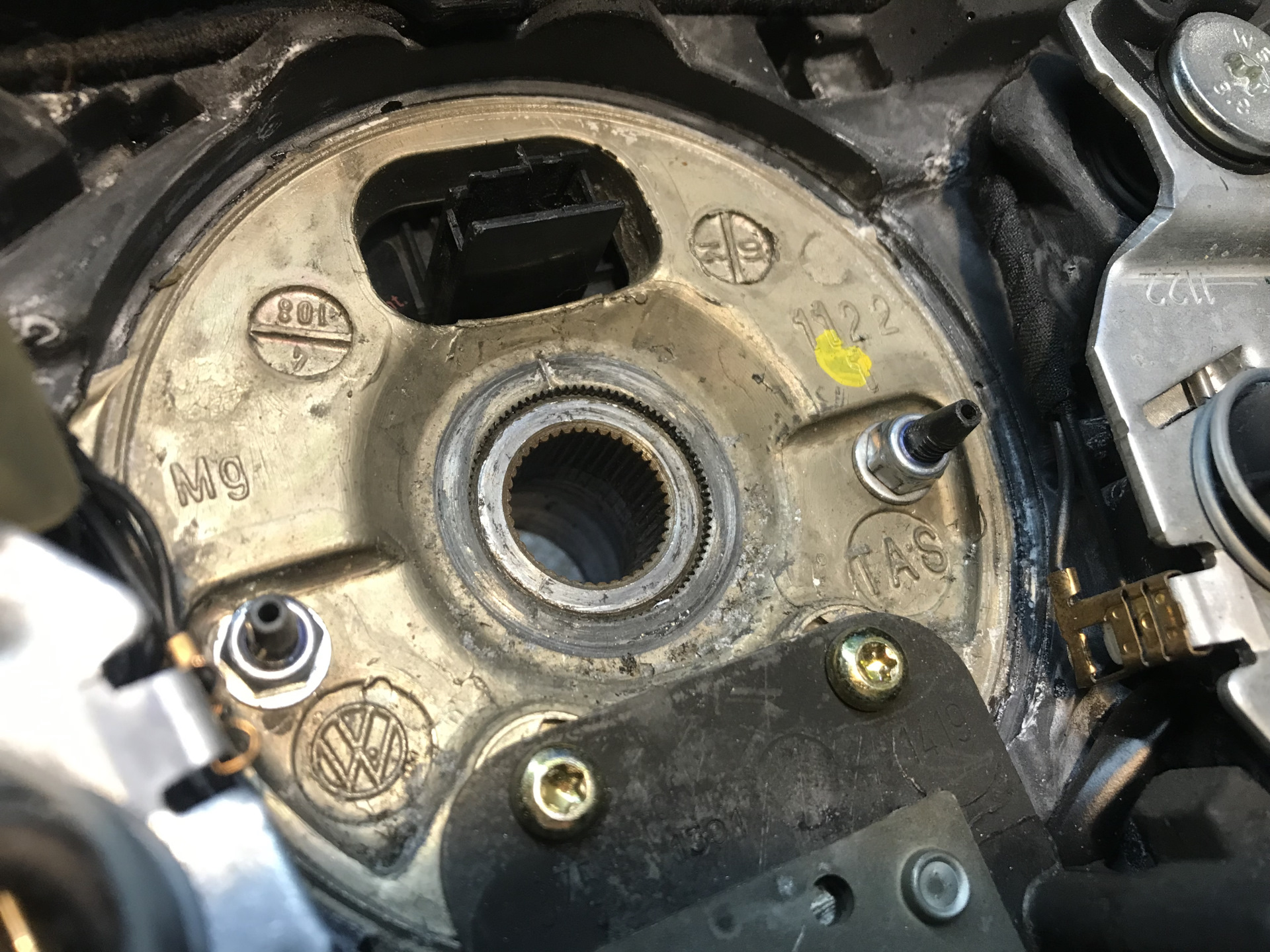 Крепление шлейфа к Мультирулю от Б5+ — Volkswagen Transporter T4, 2,5 л ...