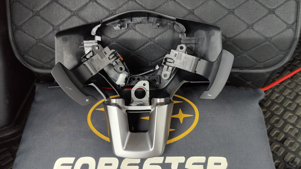 Подрулевые лепестки КПП с задней крышкой руля на Subaru Forester (SJ ...