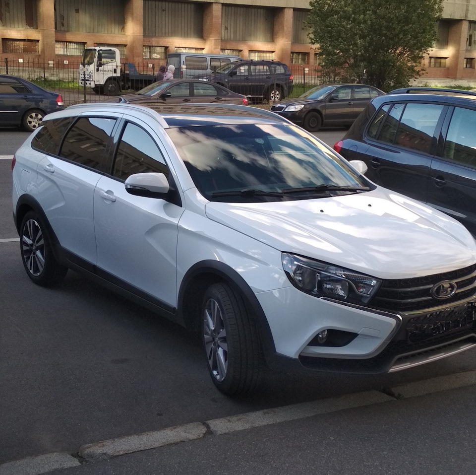 Lada Vesta SW Cross белая