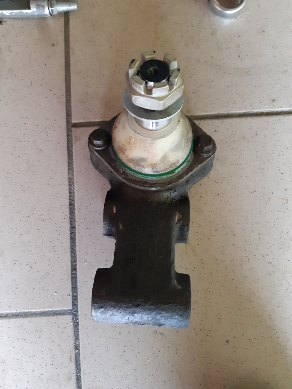 Замена шаровой опоры А-образного рычага — Land Rover Defender, 2,5 л ...