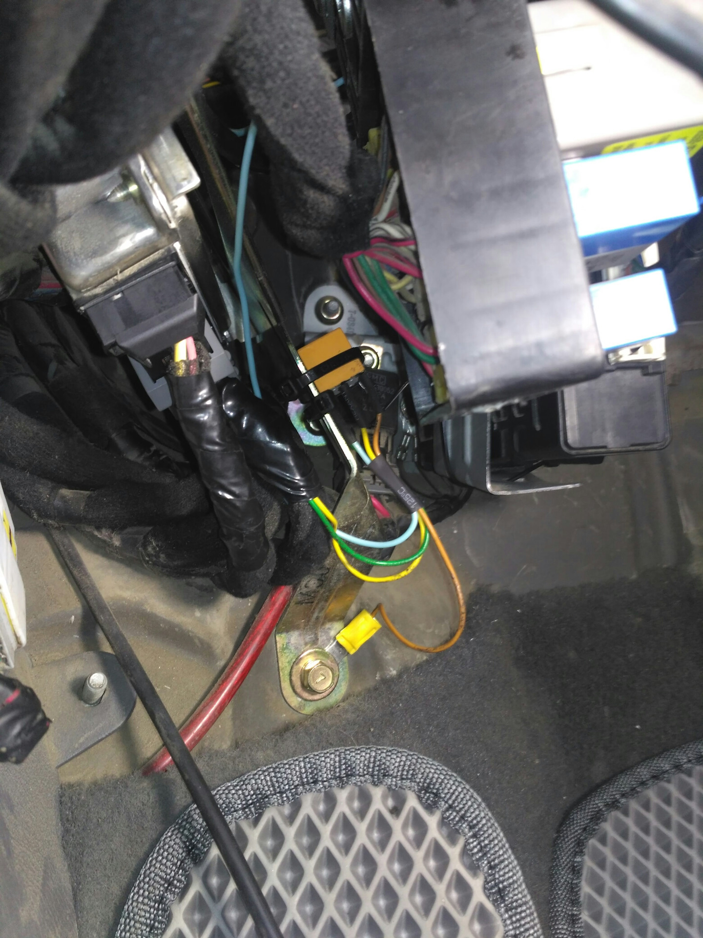 Отключение топливного. Аварийный выключатель топлива Hyundai Getz. Аварийный выключатель бензонасоса Гетц. Hyundai Tucson 2008 аварийная кнопка. Аварийный выключатель бензонасоса Форд.