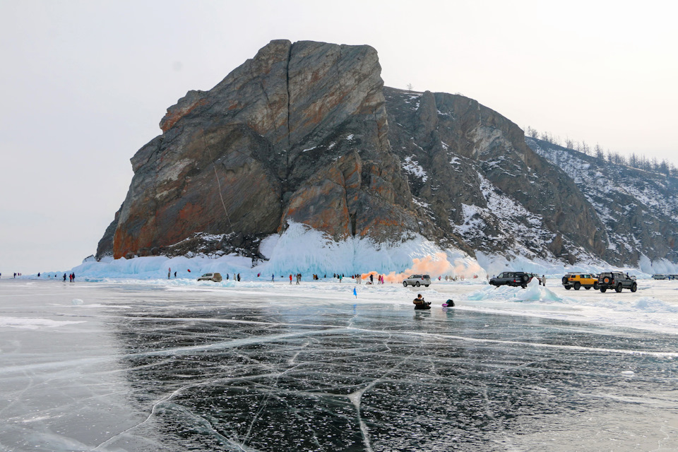 Очень много туристов. И с каждым годом их становится всё больше. — Toyota Land Cruiser 80